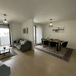 New Modern Apt Near Old Town - Private Parking