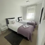 New Modern Apt Near Old Town - Private Parking