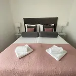 New Modern Apt Near Old Town - Private Parking