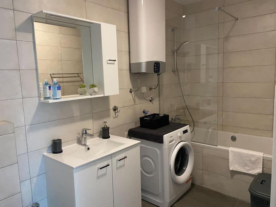 New Modern Near Old Town - Private Parking