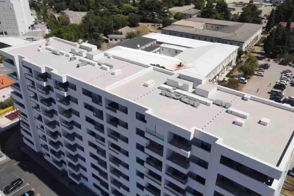 New Modern Near Old Town - Private Parking