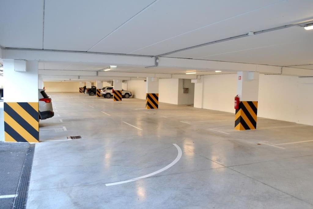 New Modern Near Old Town - Private Parking Apartmán